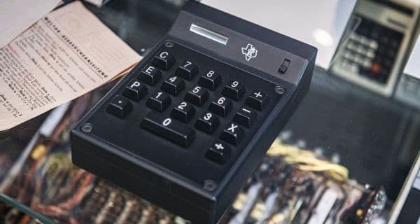 Rekenmachine en verhuisdozen op een tafel