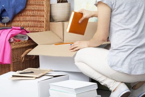 Boeken ingepakt in een verhuisdoos