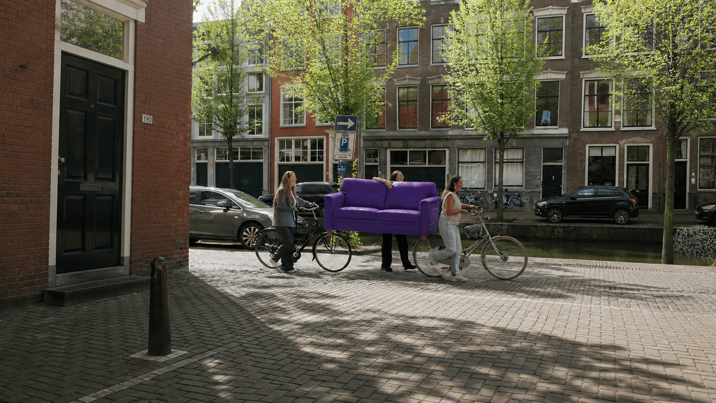 Tevreden student met Inbox Storage opslag tijdens vakantieperiode