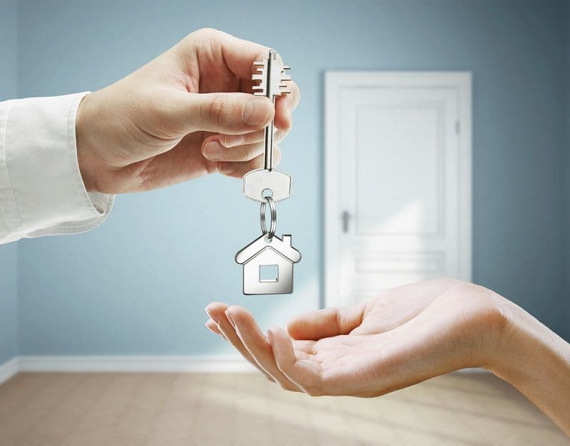 Huissleutels worden overhandigd voor een woning