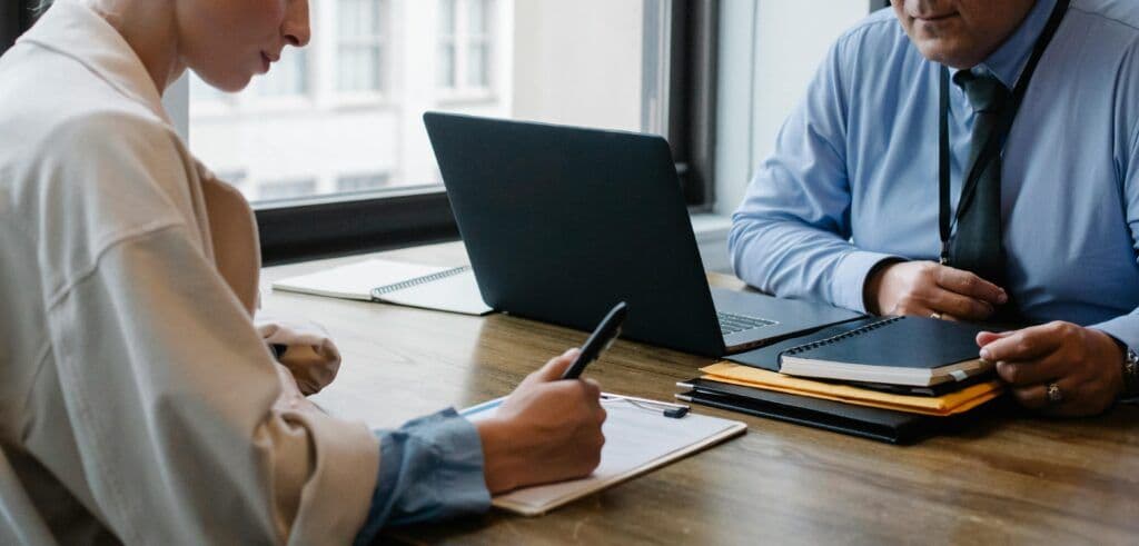 Persoon ondertekent een document tussen verhuisdozen