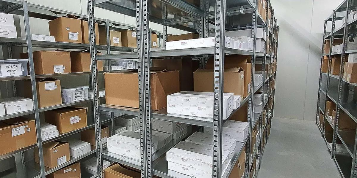 Archiefdozen en voorraad op een opslagstelling